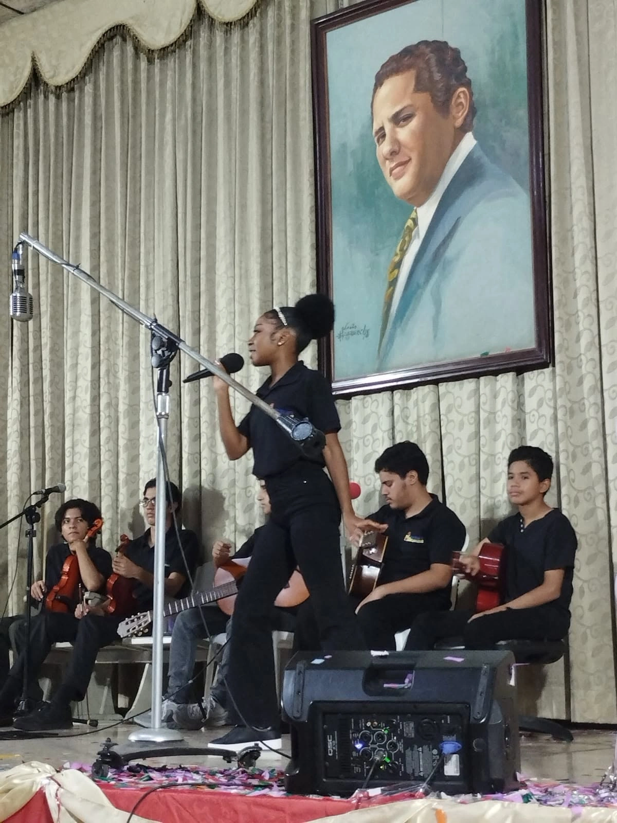 Presentación de canto en Radio Cristal
